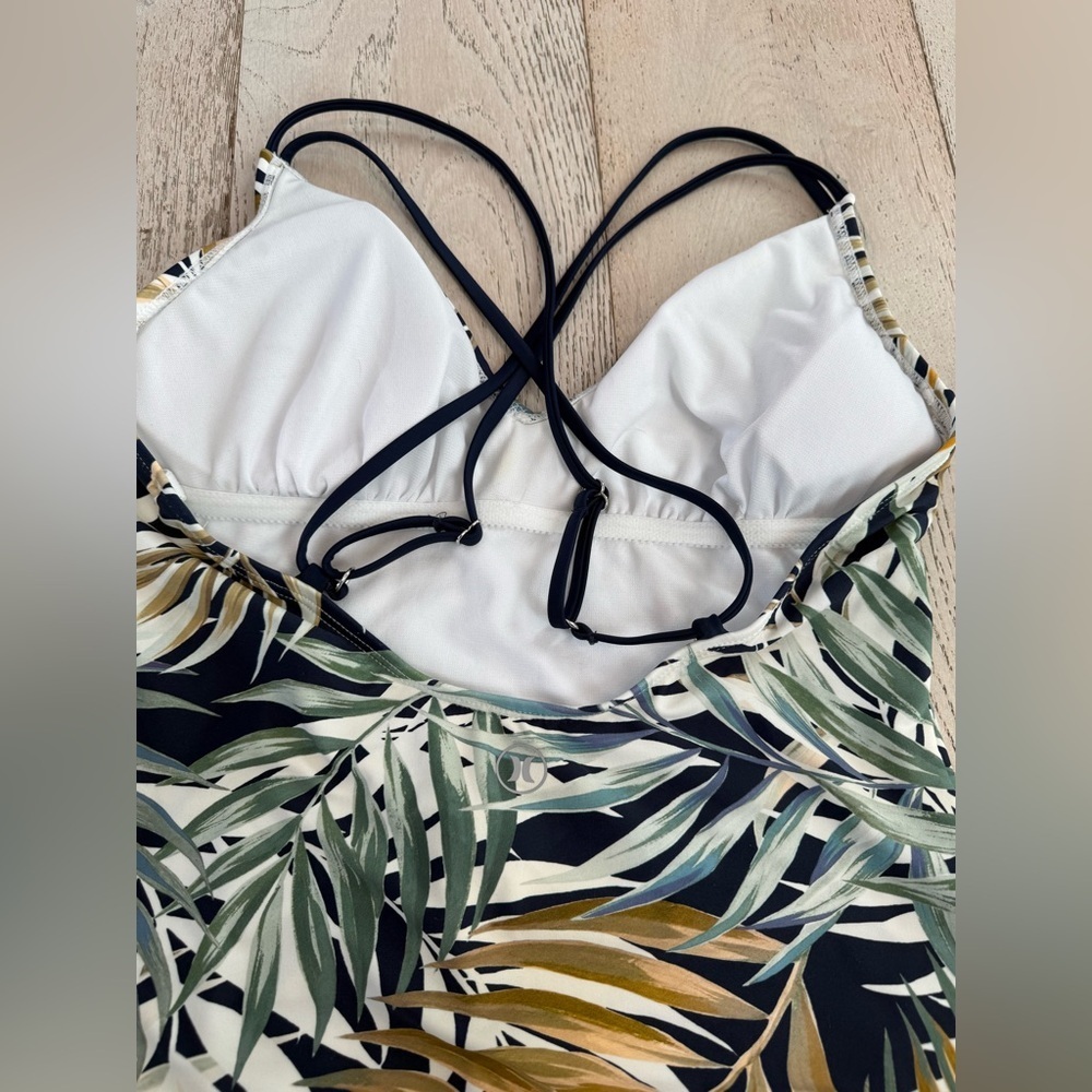 Hurley Ladies' One-Piece Swimsuit, UPF
50+, Cayman Palms, Size L - Picture 6 of 8
